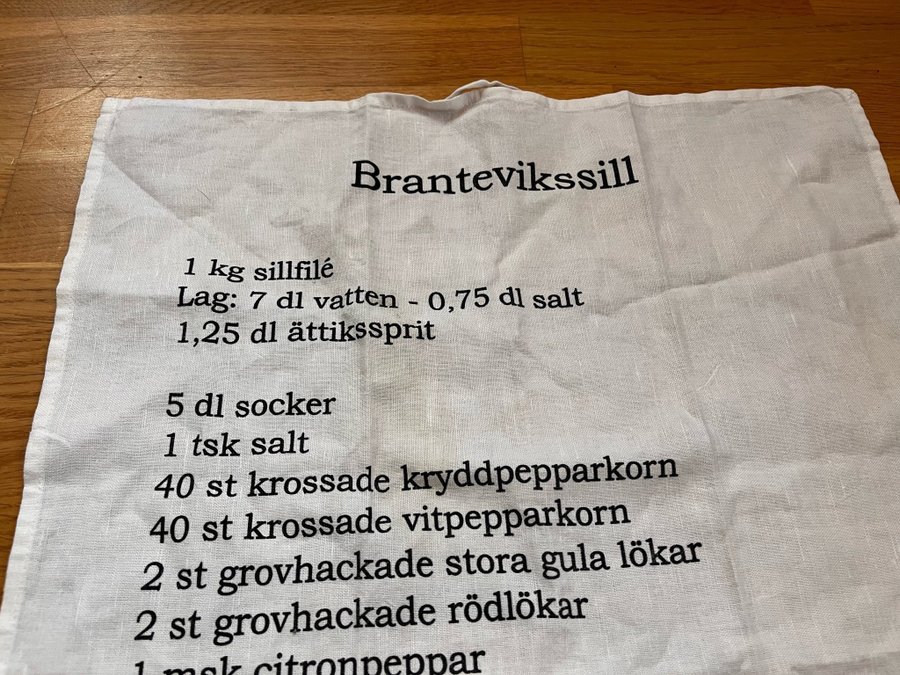 Kökshandduk med recept på Brantevikssill