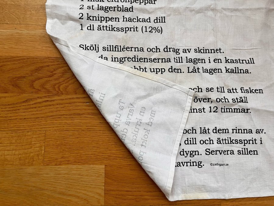 Kökshandduk med recept på Brantevikssill