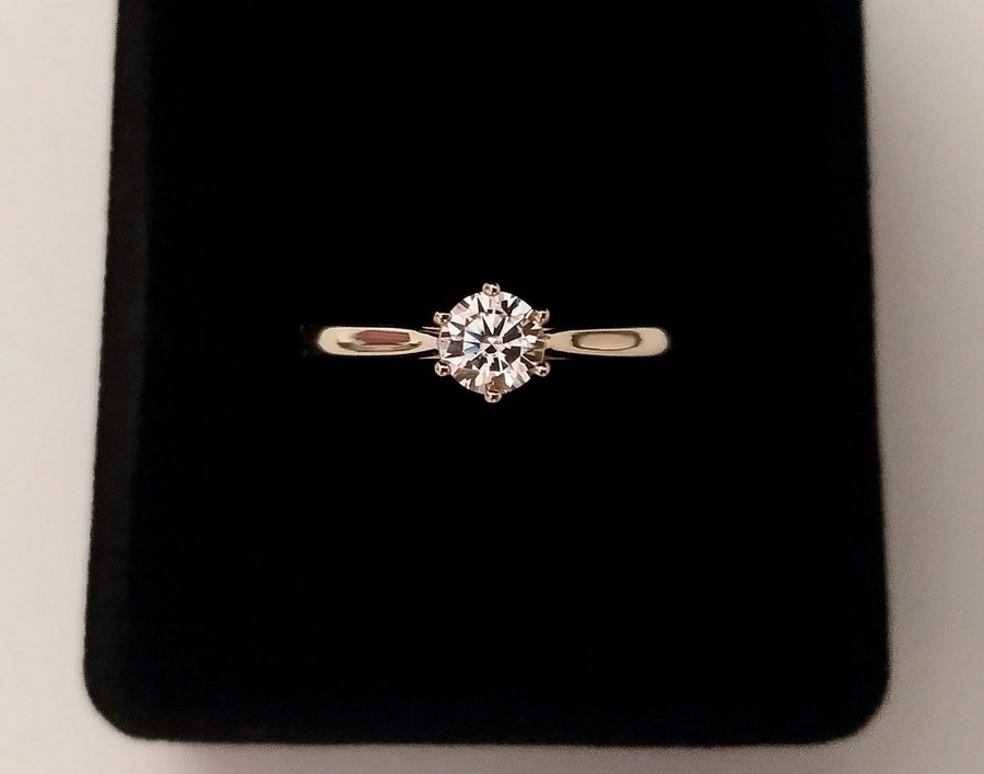 Moissanite 0,5ct ring i strl 19,8 förgyllt sterlingsilver 925, diamantring