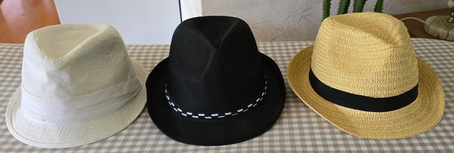 Vit, svart, beige hatt