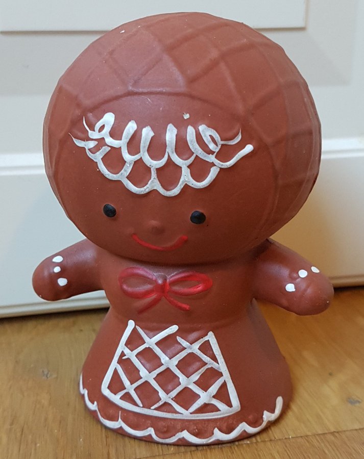 Söt pepparkaksgumman i keramik. ?Brun figur med vita detaljer.