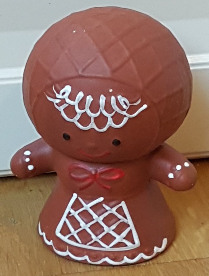 Söt pepparkaksgumman i keramik. ?Brun figur med vita detaljer.