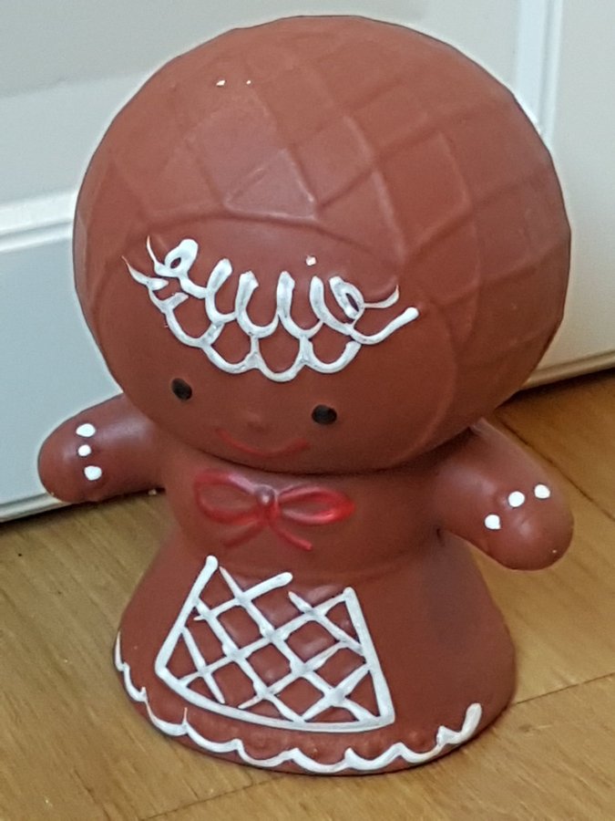 Söt pepparkaksgumman i keramik. ?Brun figur med vita detaljer.