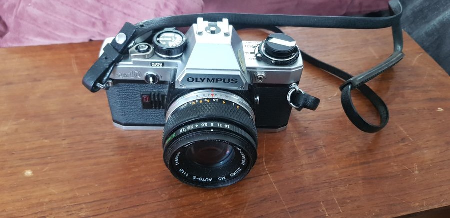 Olympus OM-10 kamera med objektiv