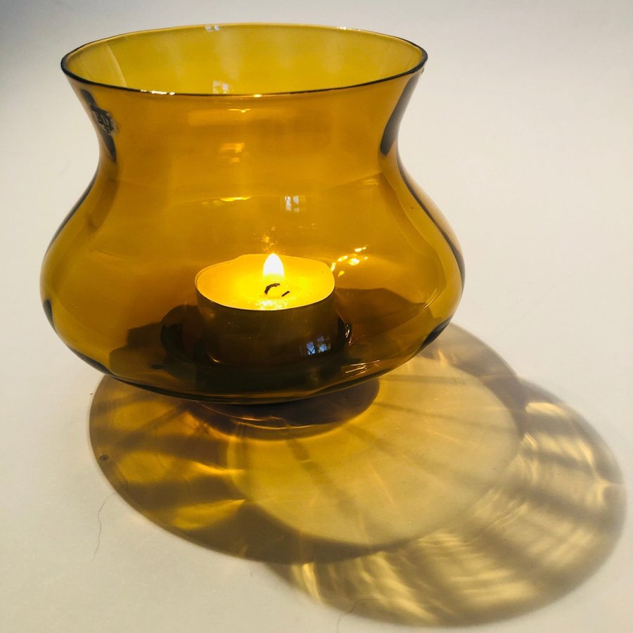 RETRO Glaslykta i bärnstensfärgat glas Lykta glas Amber Ljuslykta Eda glasbruk?