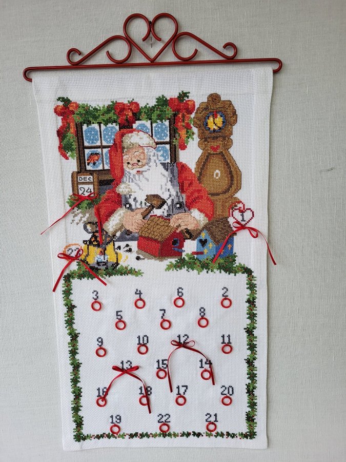 Charmig adventskalender med fint broderi.Julkalender.