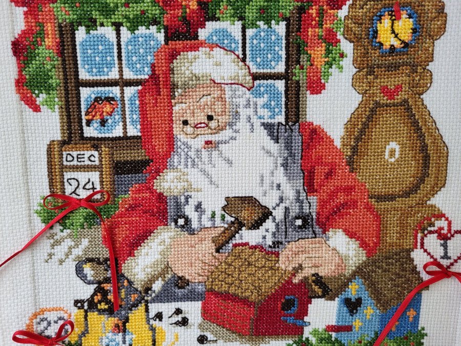 Charmig adventskalender med fint broderi.Julkalender.