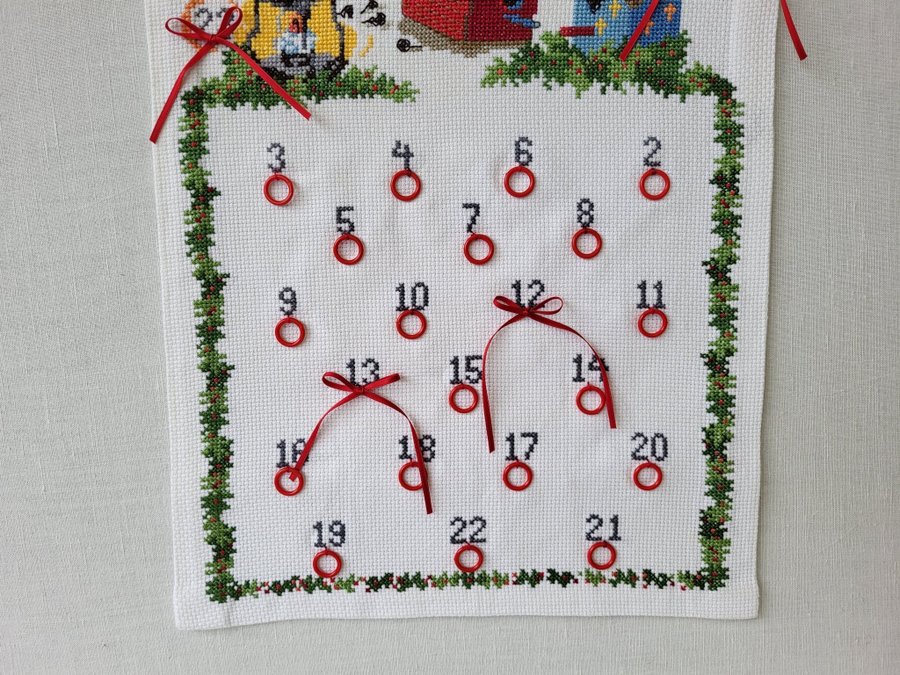 Charmig adventskalender med fint broderi.Julkalender.