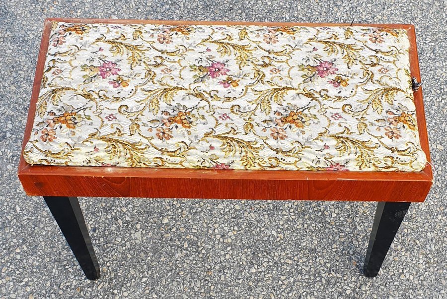 VINTAGE Pianopall med förvaring-Syskrin-Sideboard-med broderad klädsel,1900-tal.