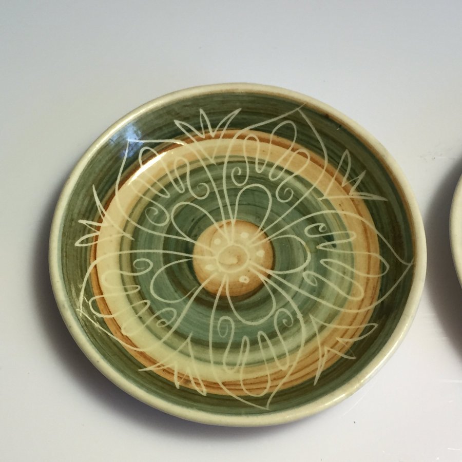 2 st små fina tallrikar Alison Dunn Cromarty Pottery 