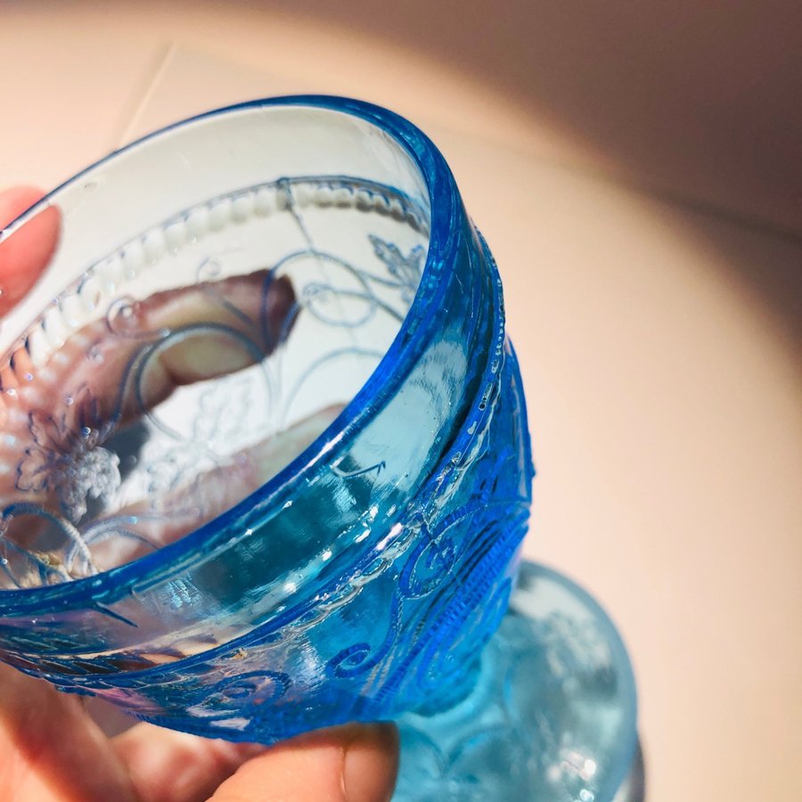 Vackert blått glas på fot med vinrankor 1900-tal pressglas Vinglas blå glasmassa