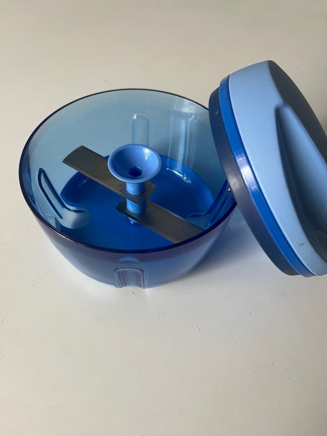 Tupperware blå manuel Happy Chopper hackare - använt bara ett par gånger!