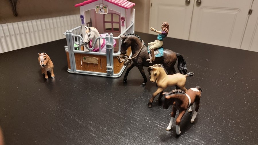 Schleich Häststall med hästar och ryttare