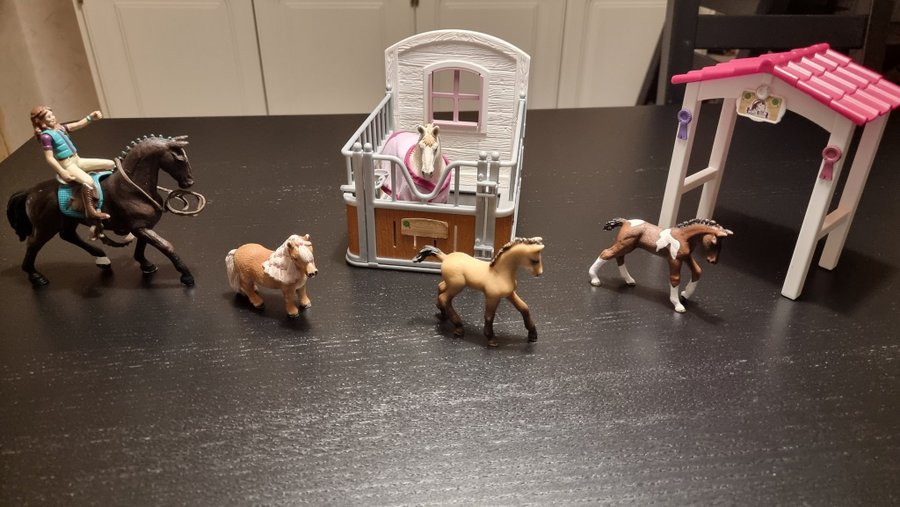 Schleich Häststall med hästar och ryttare