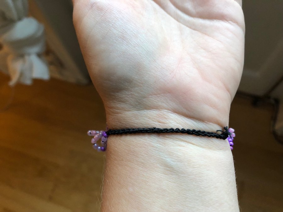 Handgjort armband med pärlor