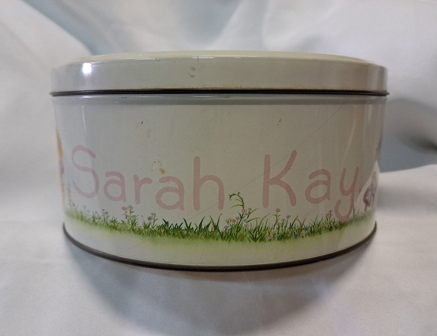 Vintage Sarah Key Tin Box Rund plåtlåda i perfekt skick