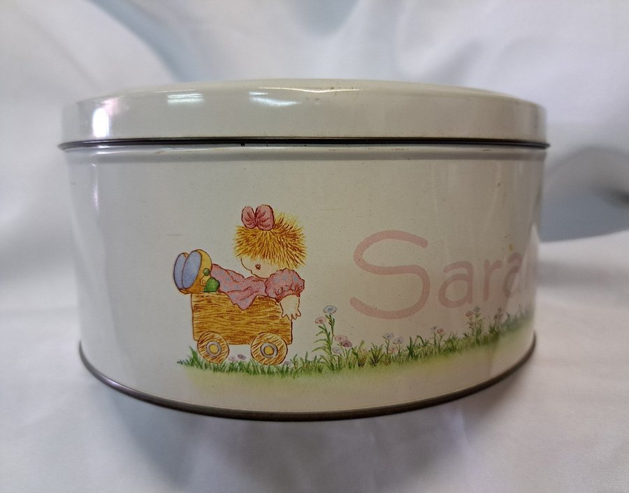 Vintage Sarah Key Tin Box Rund plåtlåda i perfekt skick