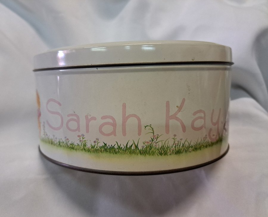 Vintage Sarah Key Tin Box Rund plåtlåda i perfekt skick