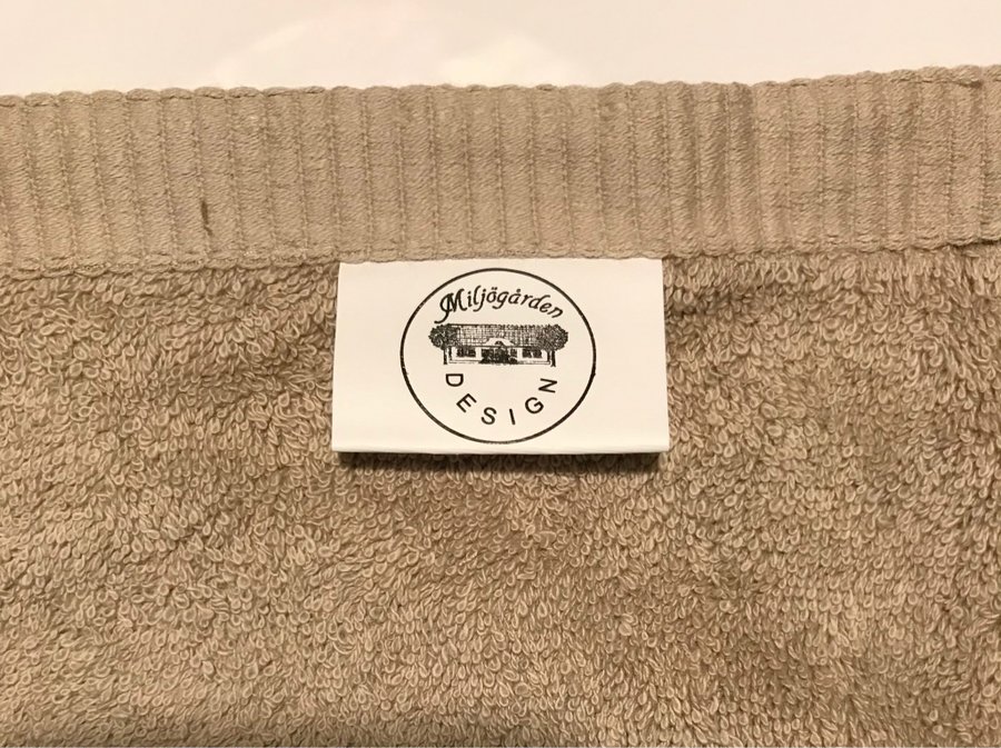 Handduk Miljögården Design NY oanvänd beige stor broderat ”M"