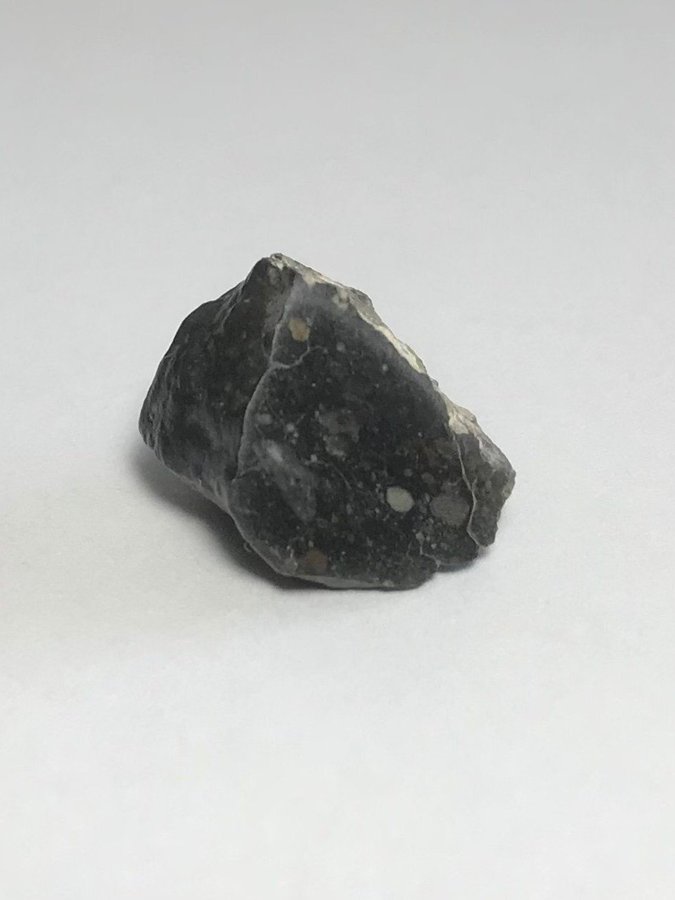 Månmeteorit - NWA 15945 - Lunar Feldspar Breccia - Ändskärning - 4.5g