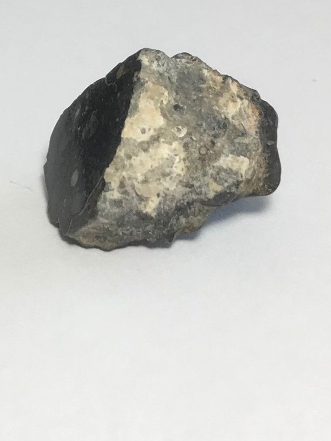 Månmeteorit - NWA 15945 - Lunar Feldspar Breccia - Ändskärning - 4.5g