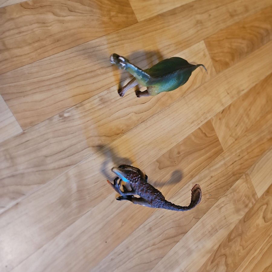 2 stycken dinosauriefigurer