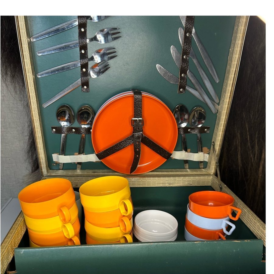 Vintage Picking camping suicase of kitchen set