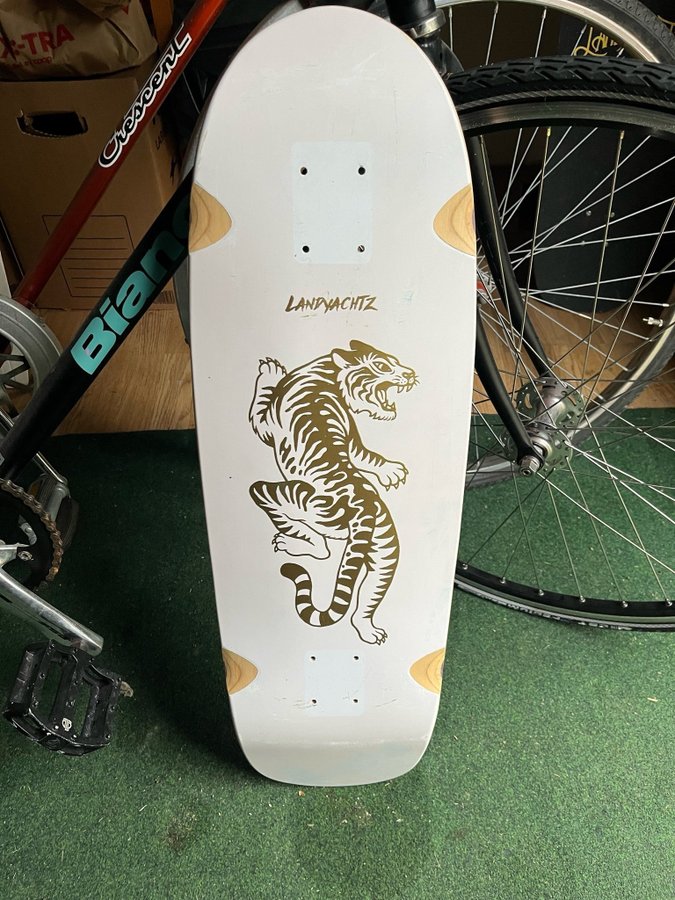 Landyachtz Tugboat Cruiser longboard Bengali Tiger UV