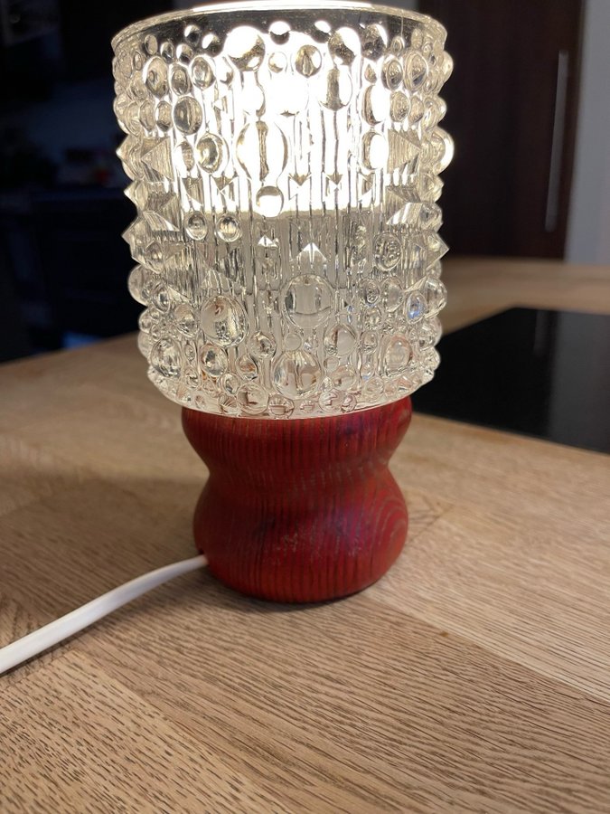 Svensktillverkad bordslampa i glas och trä