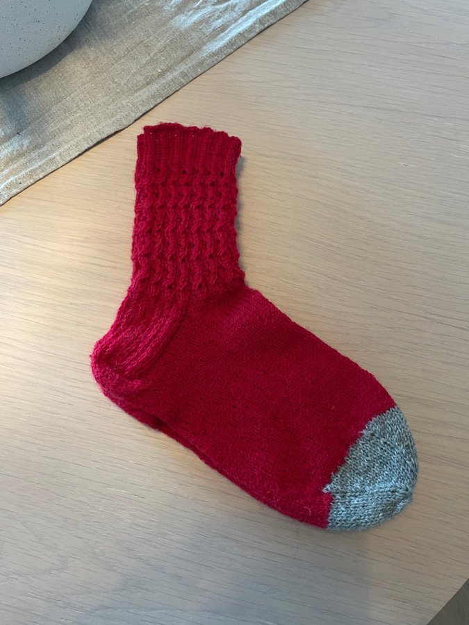 Handstickade Ullsockor i Klarröd med Grå Tå - Nya och Oanvända