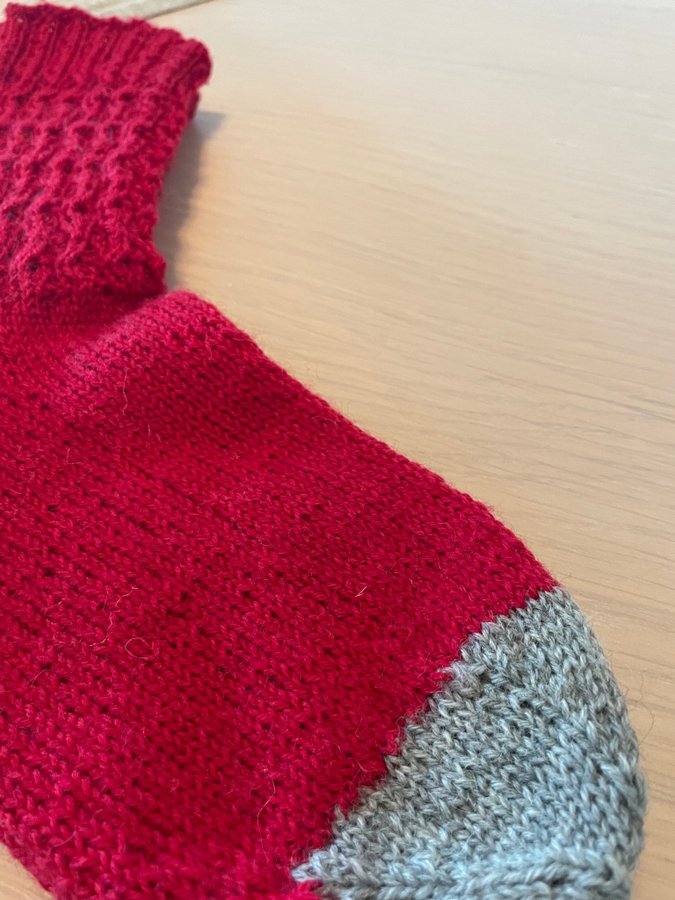 Handstickade Ullsockor i Klarröd med Grå Tå - Nya och Oanvända