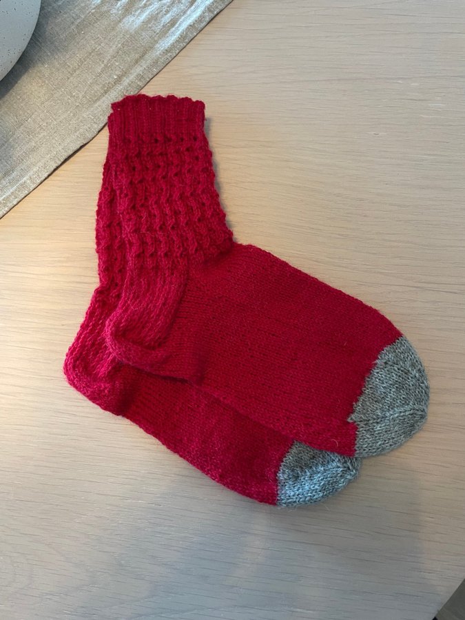 Handstickade Ullsockor i Klarröd med Grå Tå - Nya och Oanvända