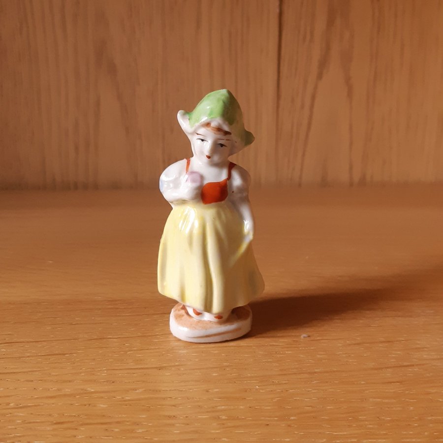 Liten porslinsfigur flicka i porslin prydnad figur holländsk retro vintage