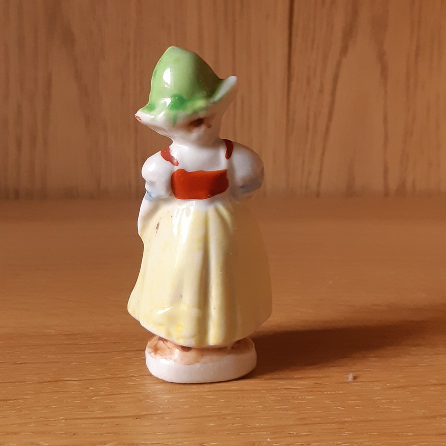 Liten porslinsfigur flicka i porslin prydnad figur holländsk retro vintage