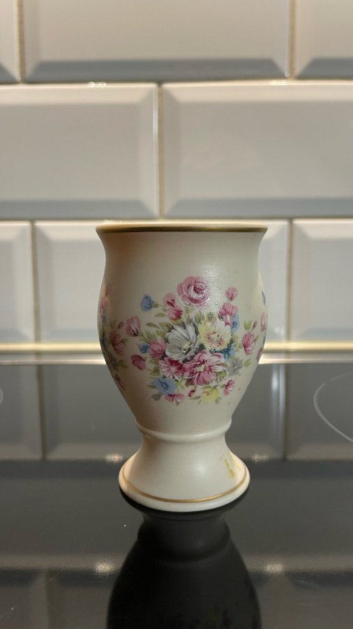 Vaso i porslin med blommönster