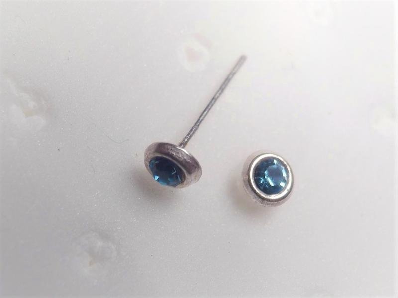 1 Näspiercing i silver med infattade 2mm. aquamarin kristall(r)