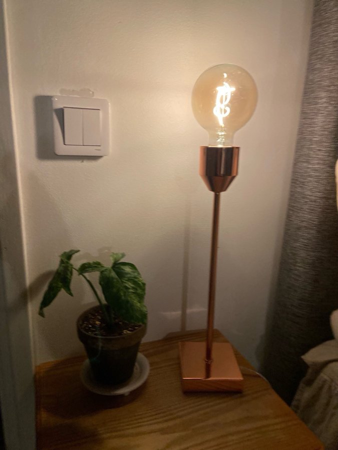 Snygg bordslampa i skinande mässing!