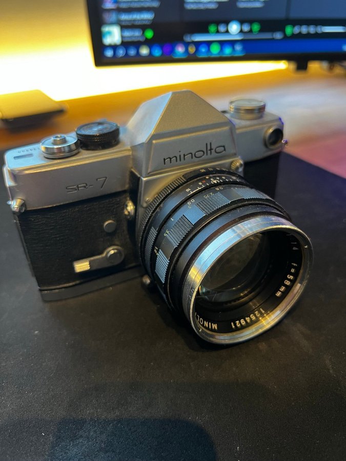 Minolta SR-7 med objektiv