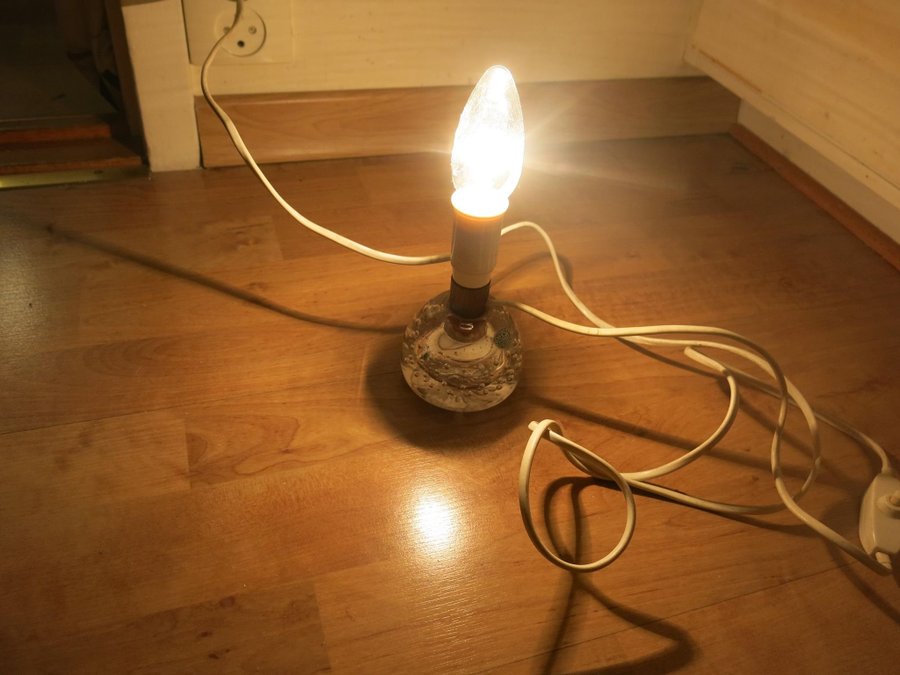 Lättplacerad BORDSLMPA Lampa i GLAS och TEAK - ENERYDA glasbruk -1950-tal