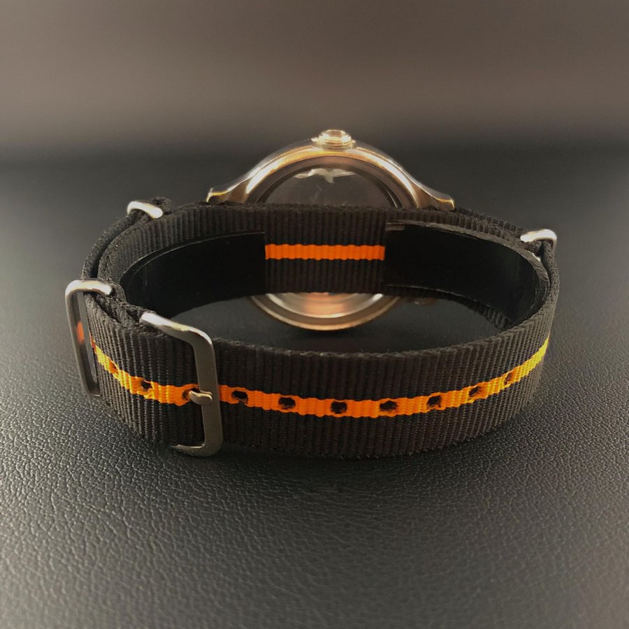 Nytt NATO band Svart med en orange rand 18 mm