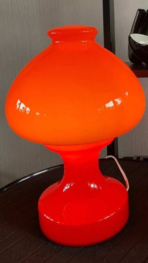 Orange retro lampa i glas 60-70-tal svenskt glasbruk