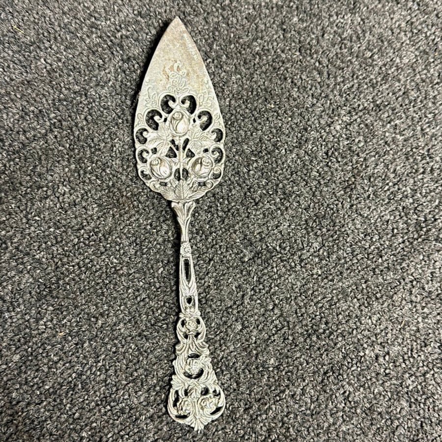 Bakelsespade i silver ,nyrokoko stämplad GEWE 1951