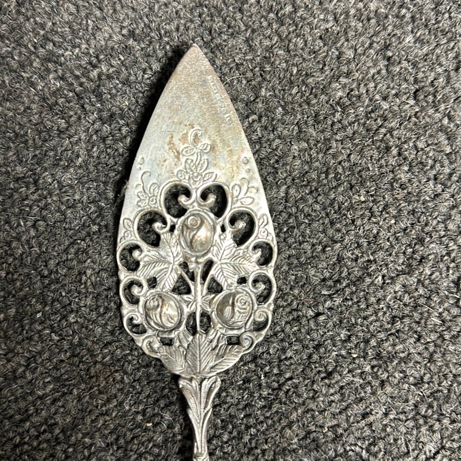 Bakelsespade i silver ,nyrokoko stämplad GEWE 1951