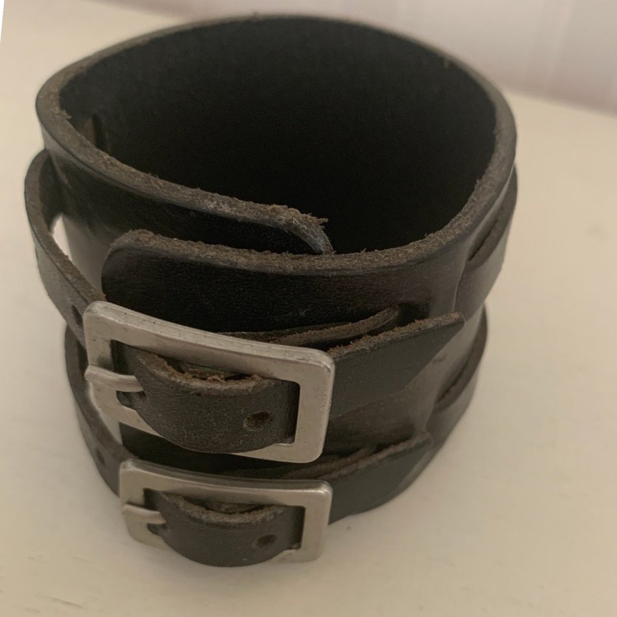 Brett läderarmband med två spännen