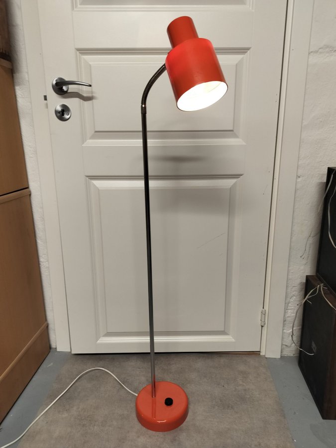 Stående lampa i orange