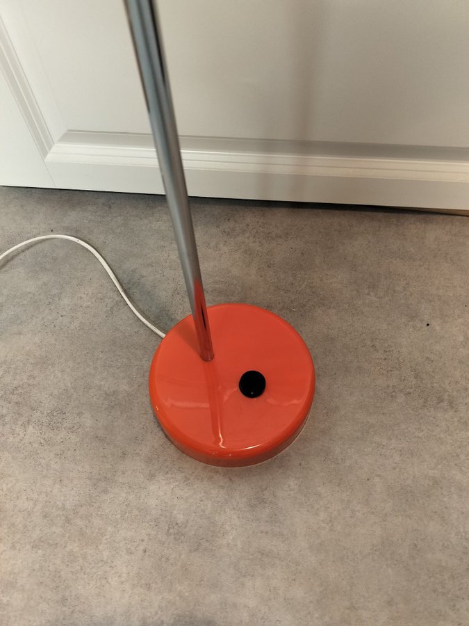 Stående lampa i orange