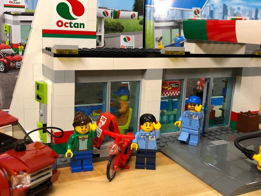 LEGO City 60132 BEG "Servicestation" - exklusivt från 2016 begagnad i nyskick!!