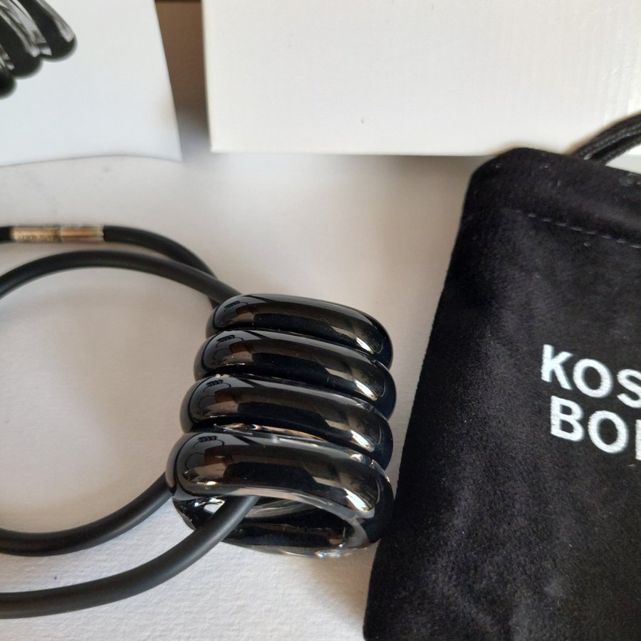 Kosta Boda designhalsband i serien Wear av Anna Ehrner