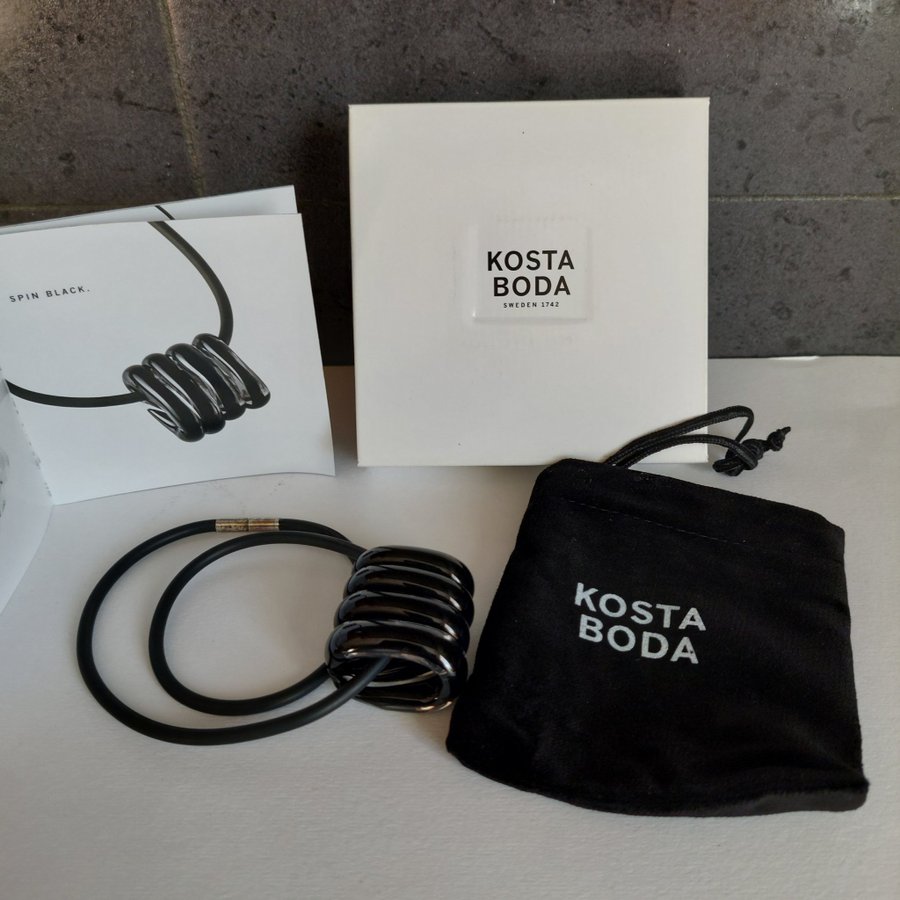 Kosta Boda designhalsband i serien Wear av Anna Ehrner