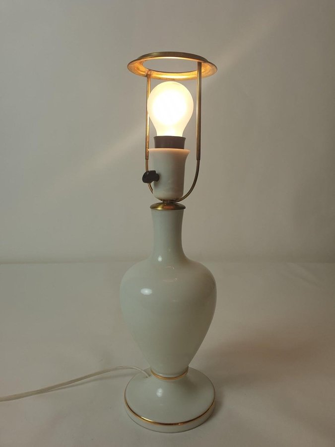 Bordslampa i opalvit glas med guld dekor 1960-tal  RETRO VINTAGE